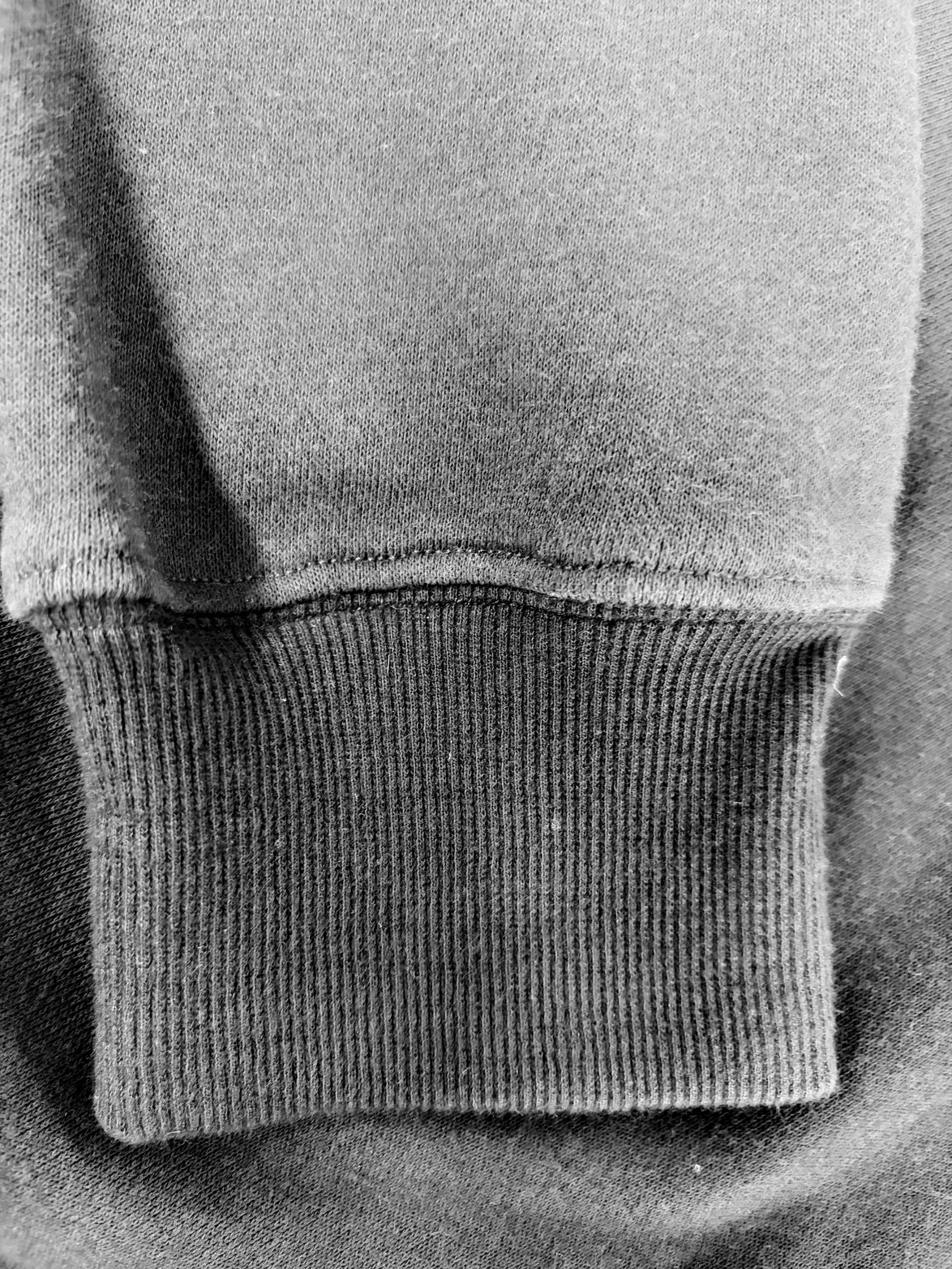 Crewneck sweatshirt ribbed cuffs detail