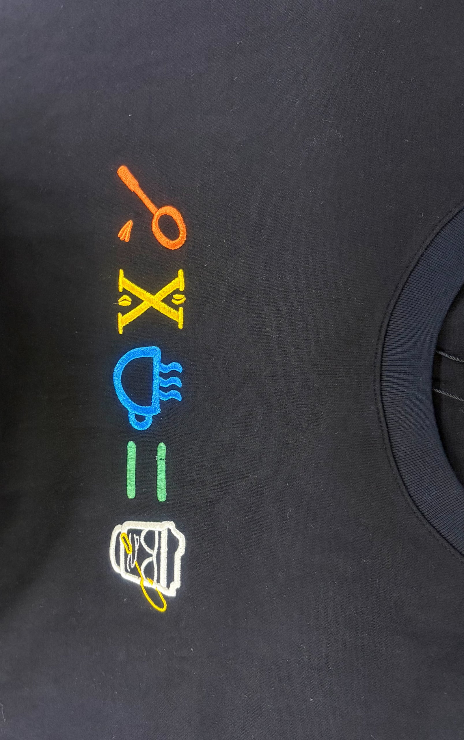 Short-sleeve T-shirt embroidery detail
