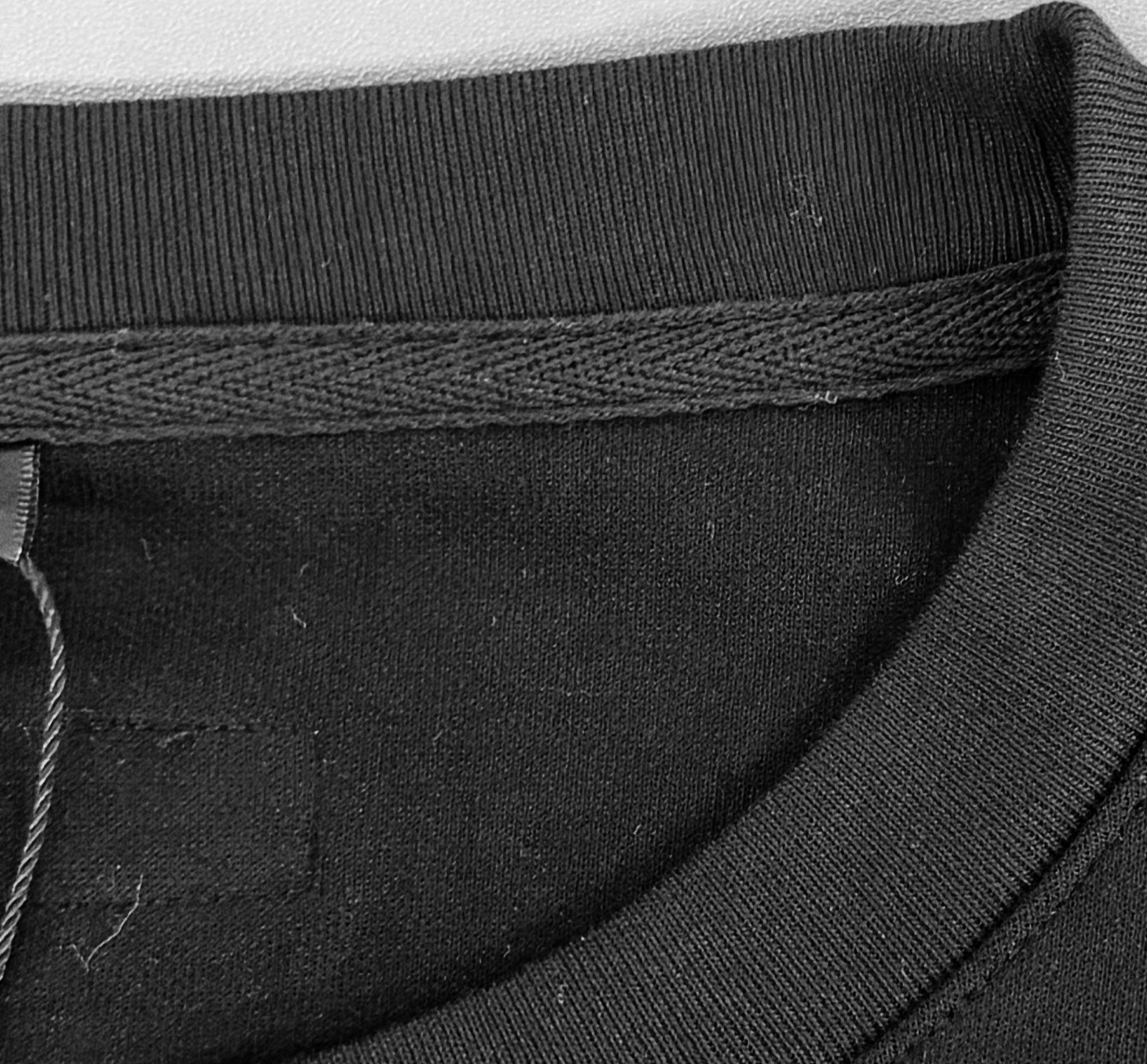 Short-sleeve T-shirt neck tape detail