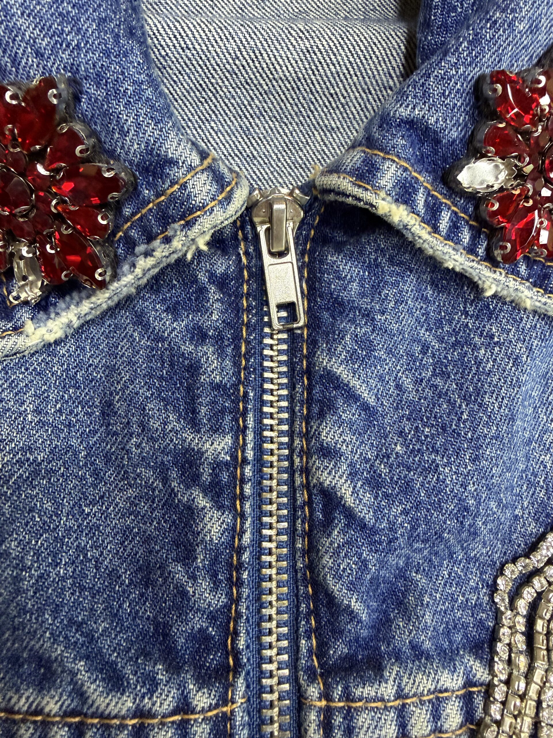 Metal, nylon and plastic zippers for clothing